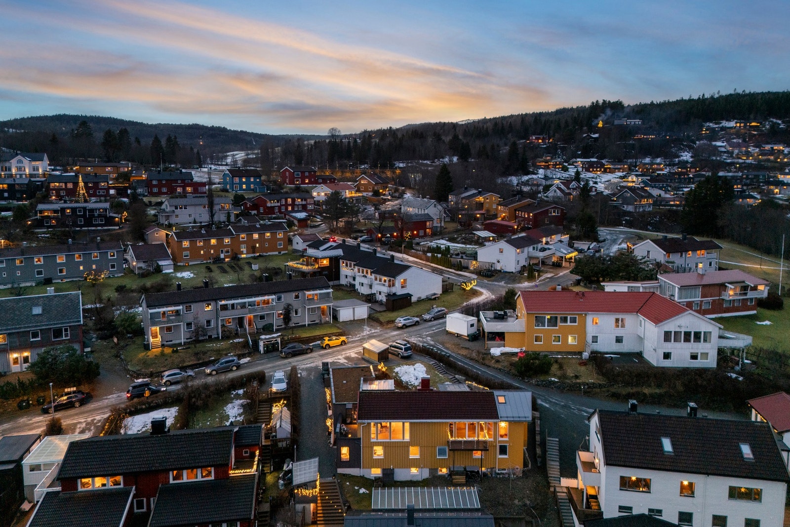 Nærhet til det meste. Vestbybanen er 150 meter unna. Bymarka med flotte turområder og kort vei til Byåsen butikksenter samt Meny/Vinmonopolet. Galleribilde