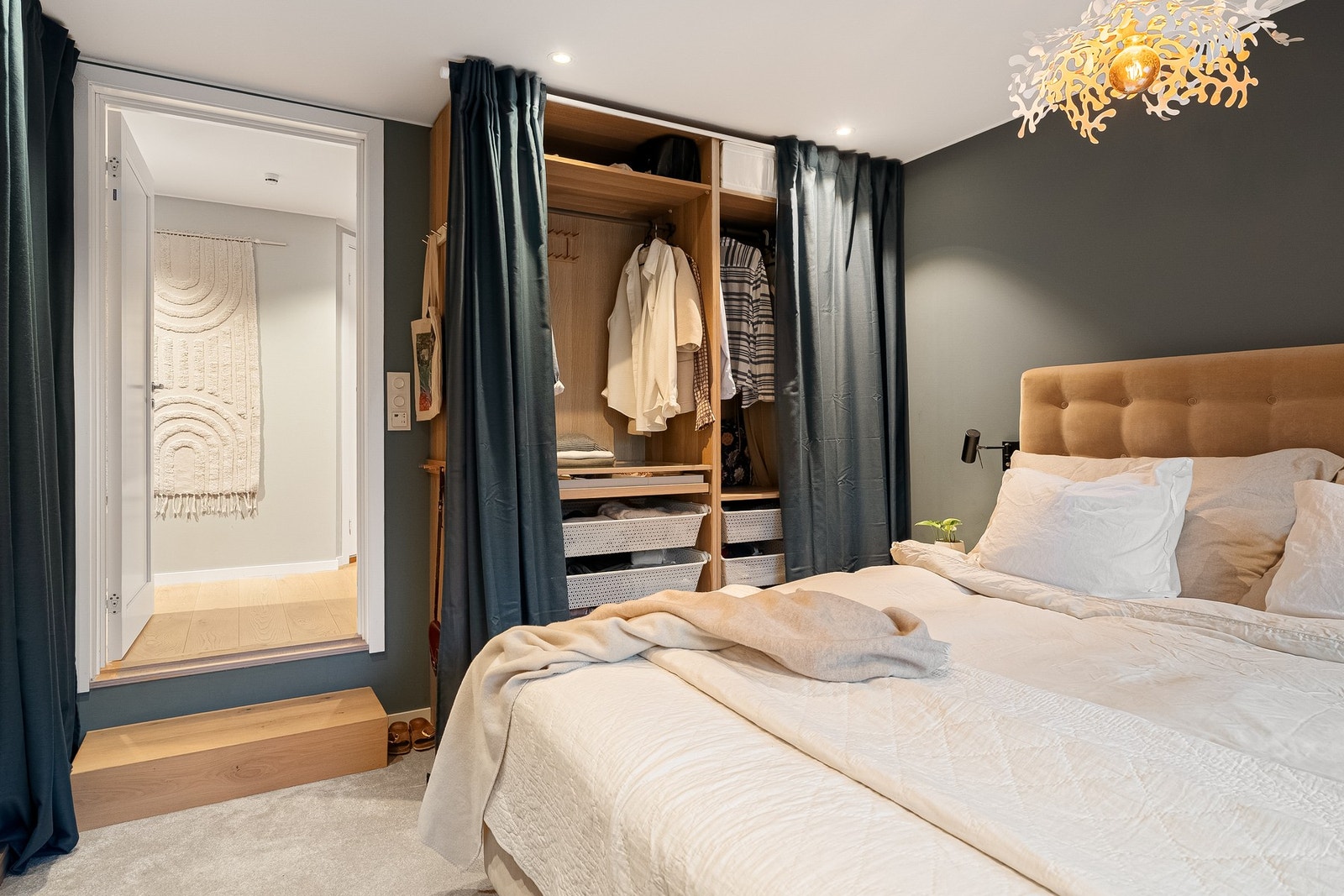 Garderobeløsning og rolig fargepalett. Galleribilde