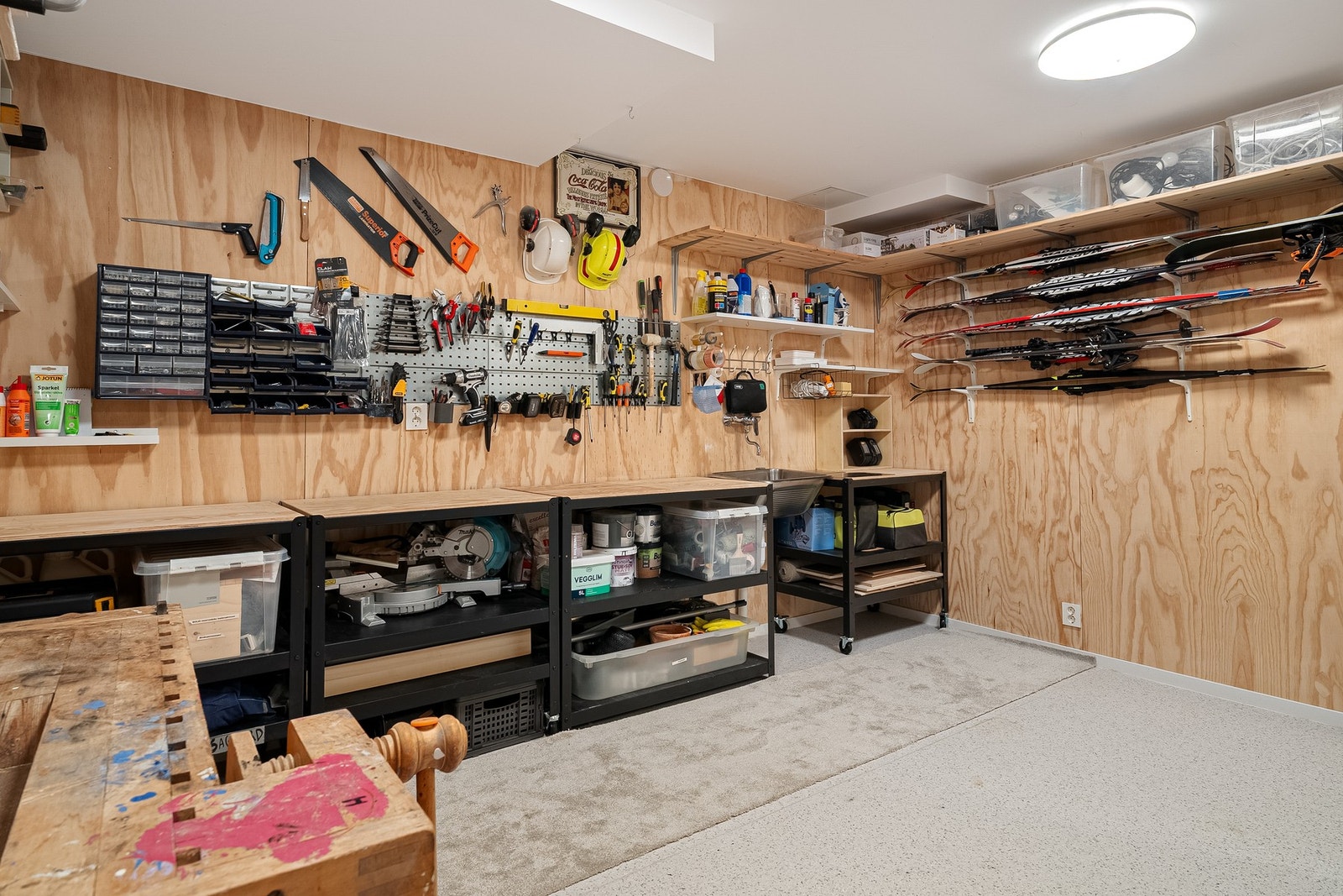 Verksted og oppbevaringsrom med utslagsvask. Galleribilde