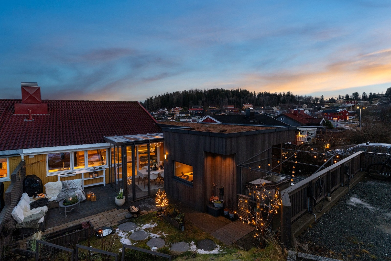 Svært pent opparbeidet uteområde med solrike og skjermede uteplasser. Det er sol fra soloppgang til ca. 20:30 på sommeren. Egen P-plass med elbil-lader. Galleribilde