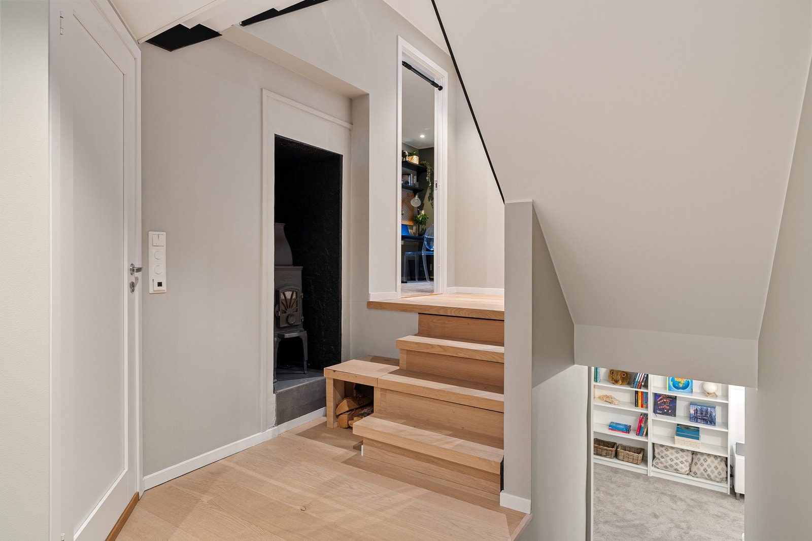 Dovre 45 cbs støpejernsovn plassert midt i huset. Energiklasse A - Rentbrennende og svært effektiv Galleribilde