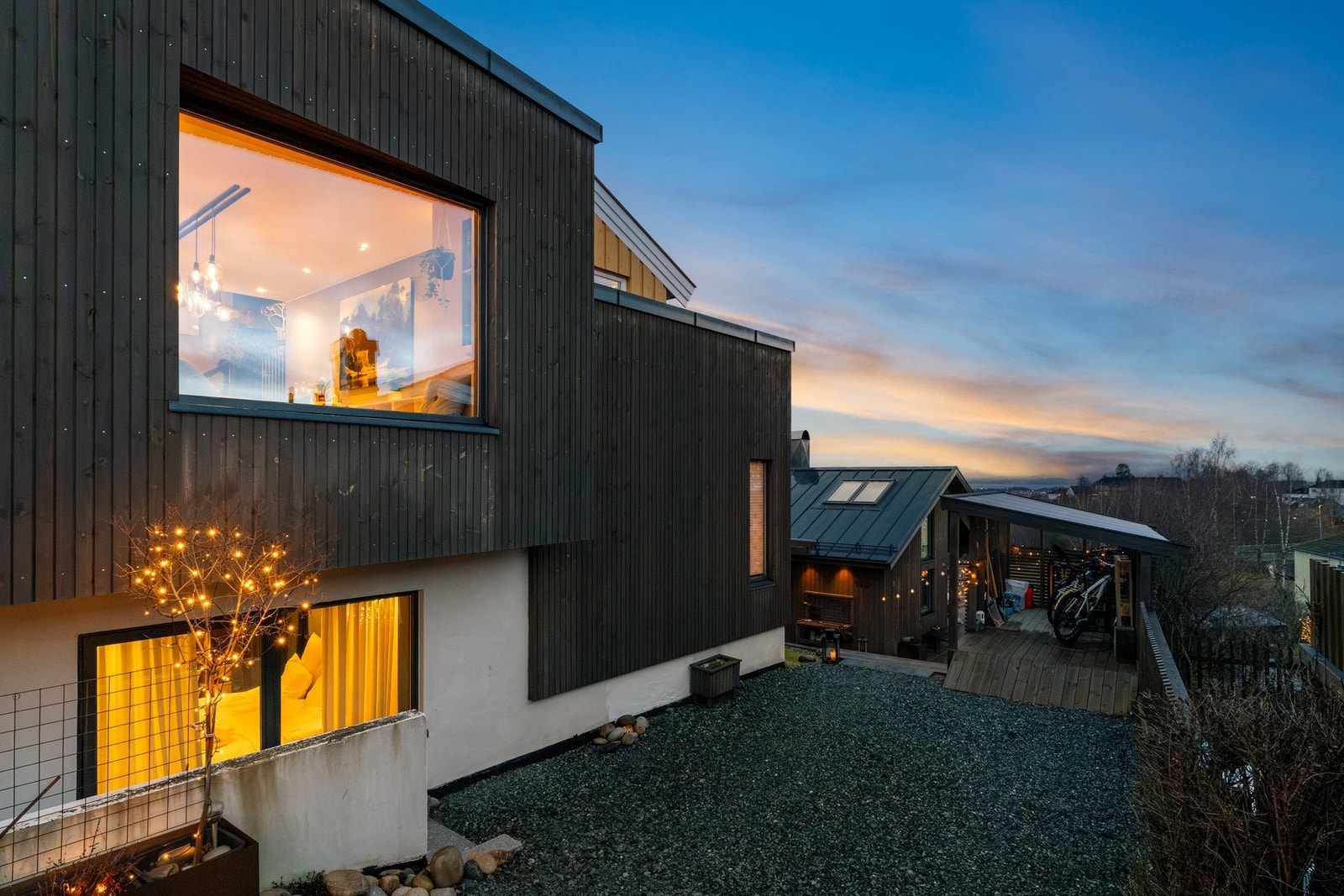 Påbygget er fra 2020 og har et gjennomført moderne uttrykk. Galleribilde