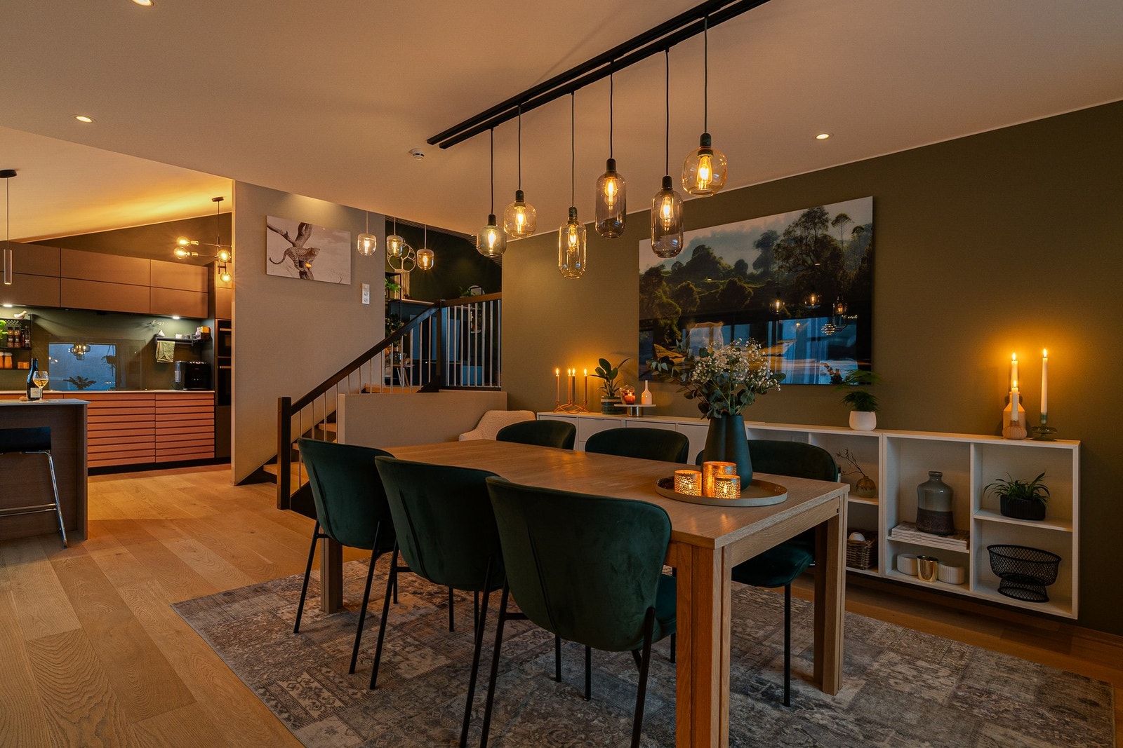 Spisestue med god plass til langbord og hyggelige selskap. Designlysskinne med flotte, dimbare lamper. Galleribilde