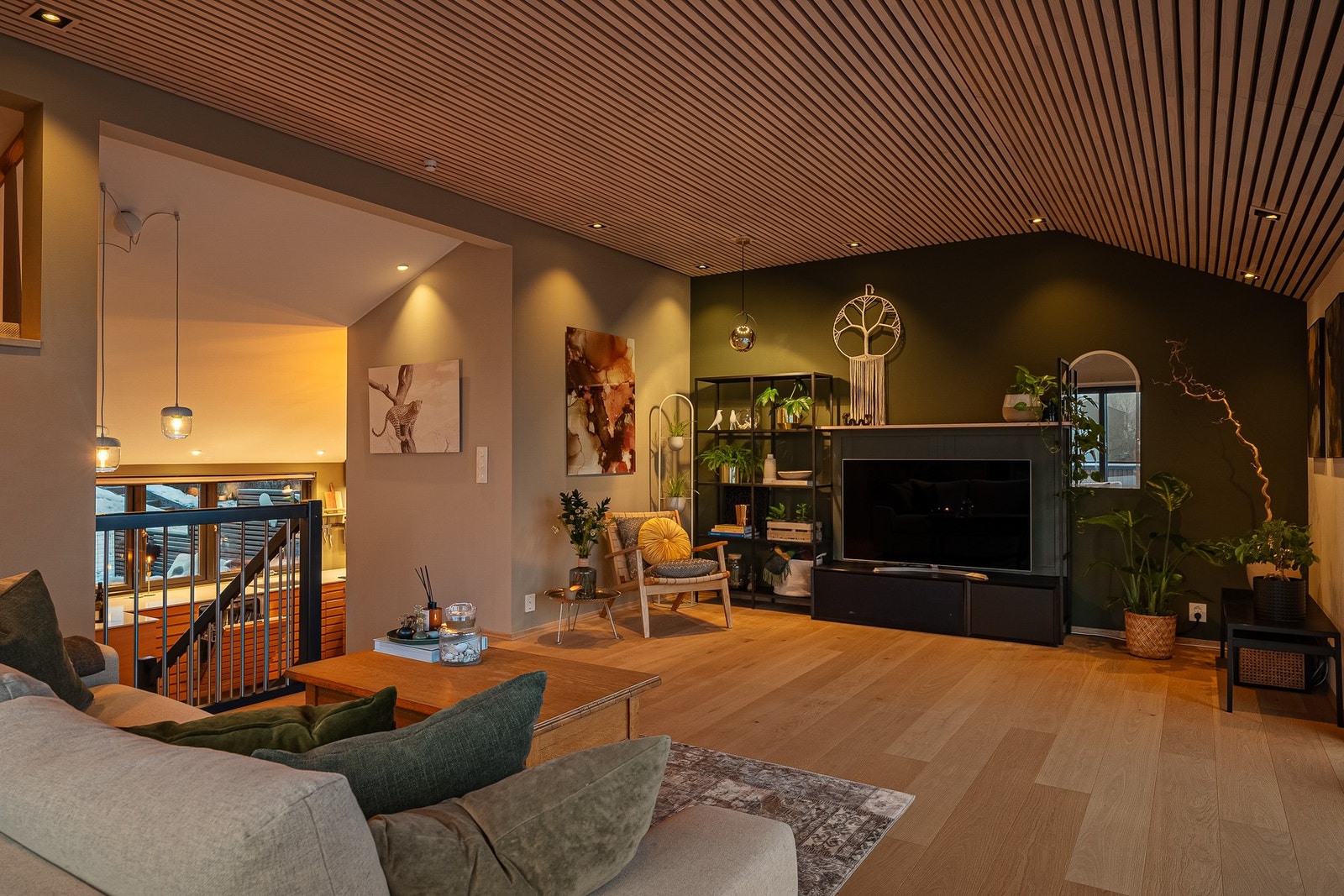 Kjøkkenet ligger delvis tilbaketrukket fra hovedstuen. Galleribilde