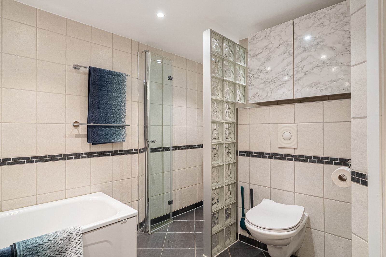 Her er det både badekar, romslig dusjnisje og vegghengt toalett. Galleribilde