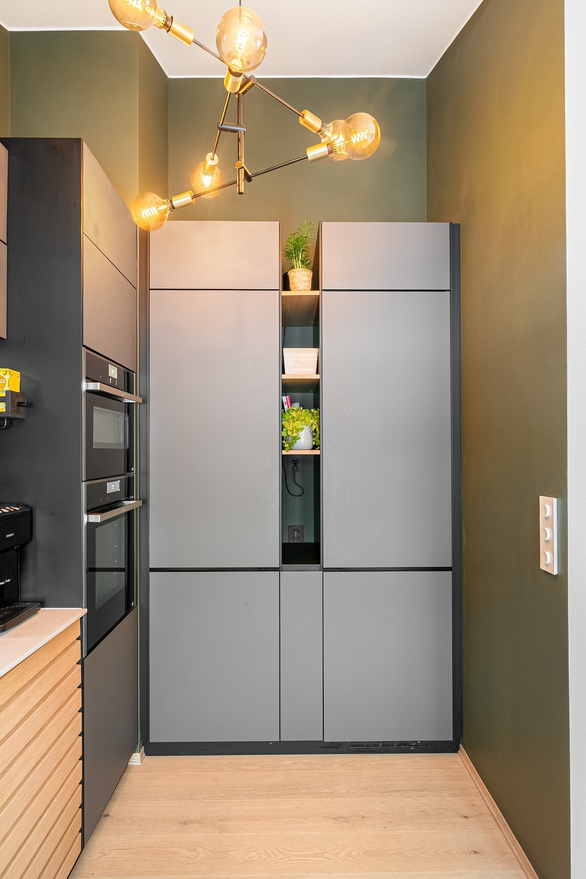 Stekeovn med dampfunksjon og Slide'n'Hide-dør + ekstra kombi-ovn med mikro. Galleribilde