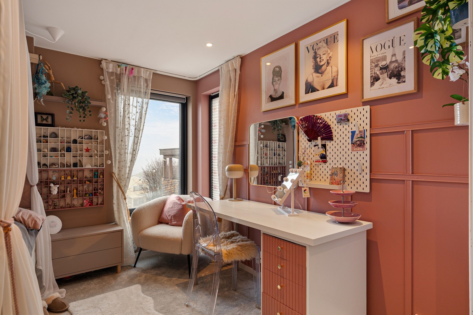 Lyst soverom med store vinduer og fint utsyn. Galleribilde