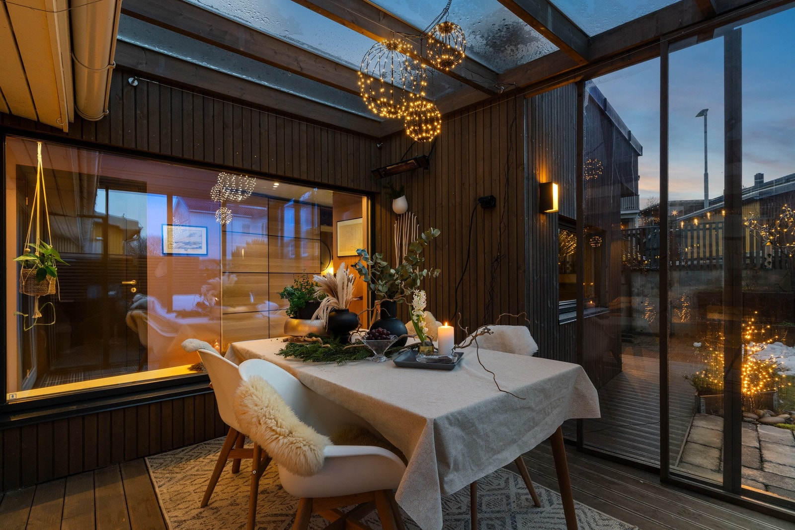 Stikkontakt på vegg og stort vindu inn i mot entré. Galleribilde