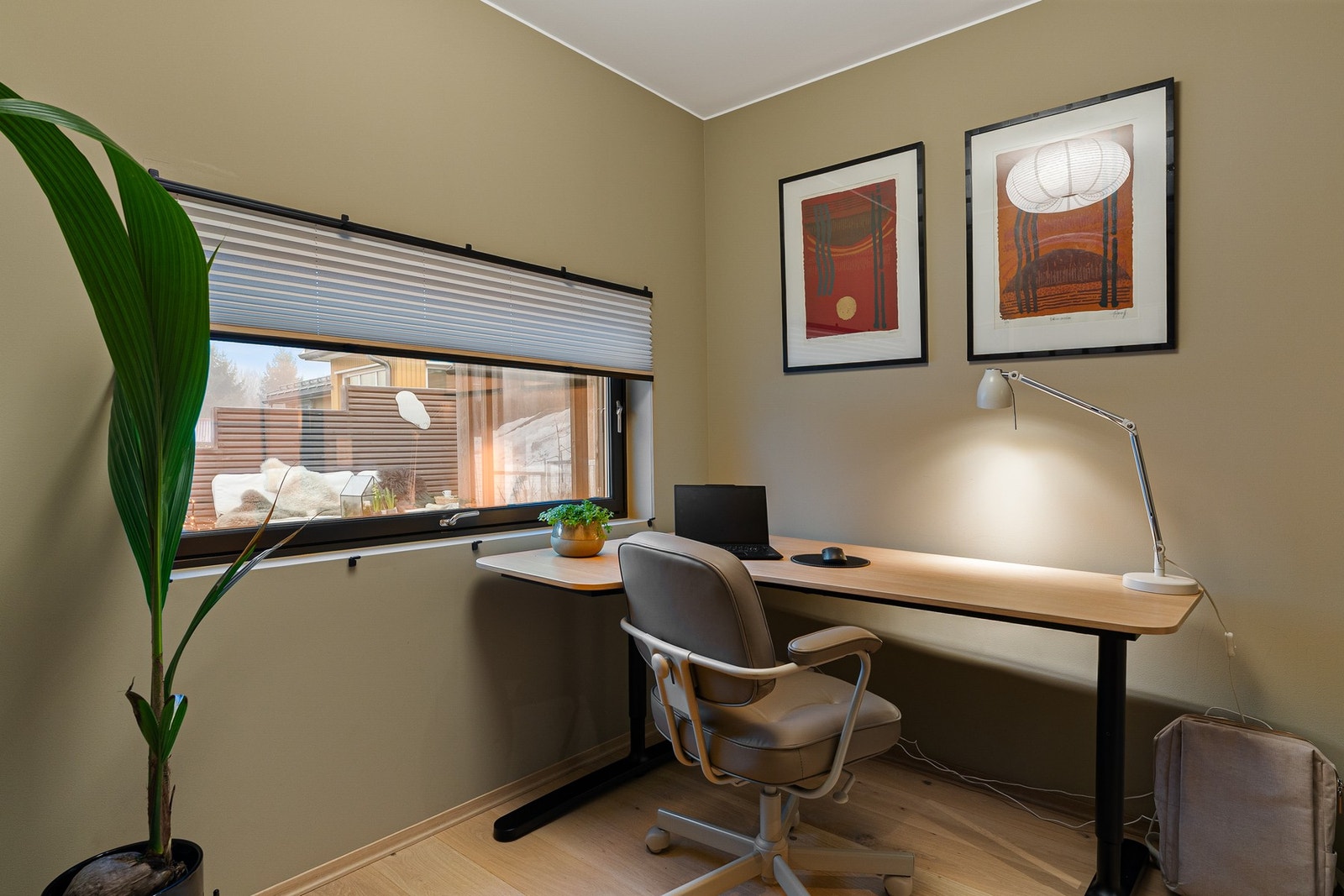 Arbeidsrom med god plass til skrivebord og oppbevaring. Galleribilde