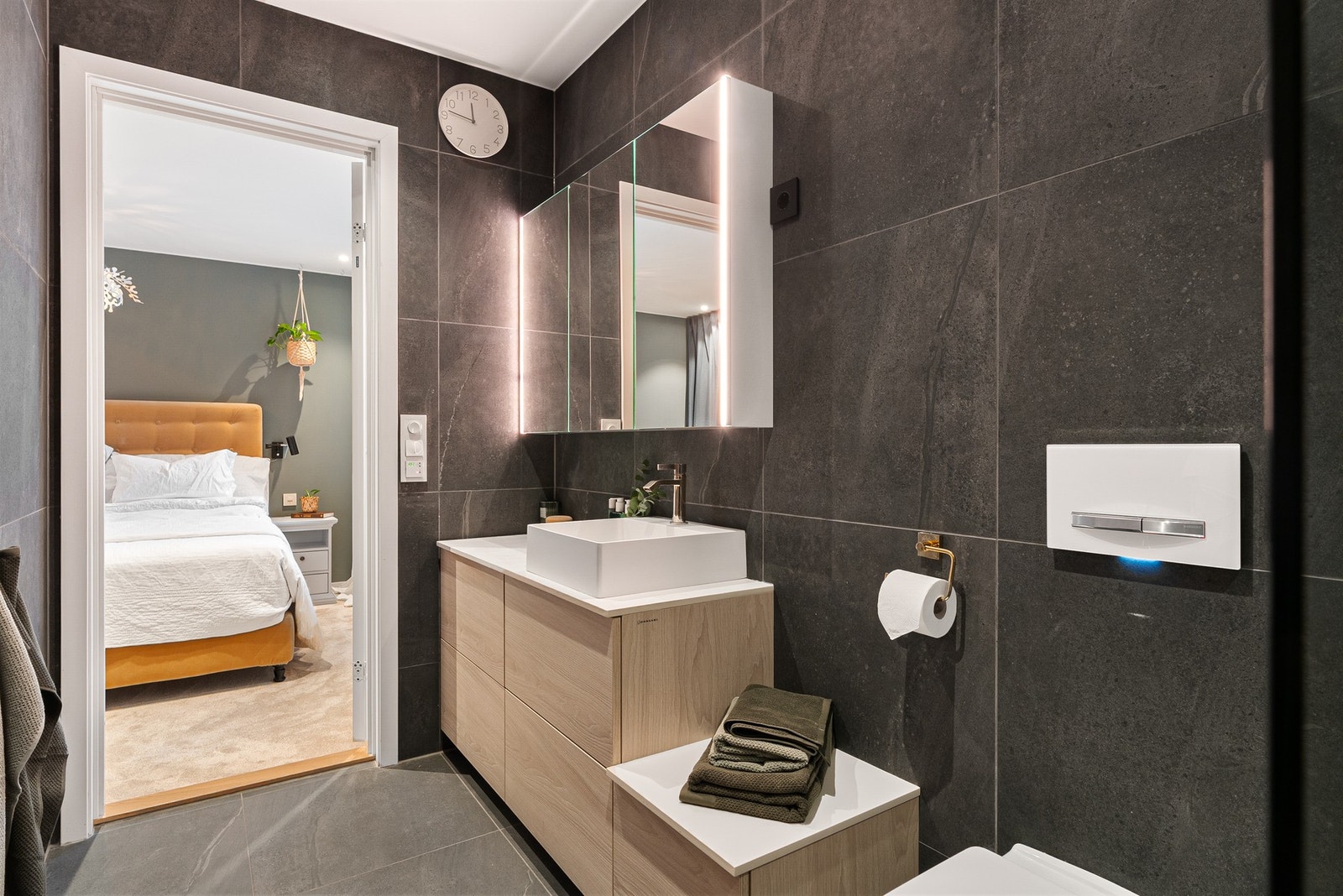 Nytt bad (5 kvm.) i tilbygg med gullfarget armatur. Galleribilde