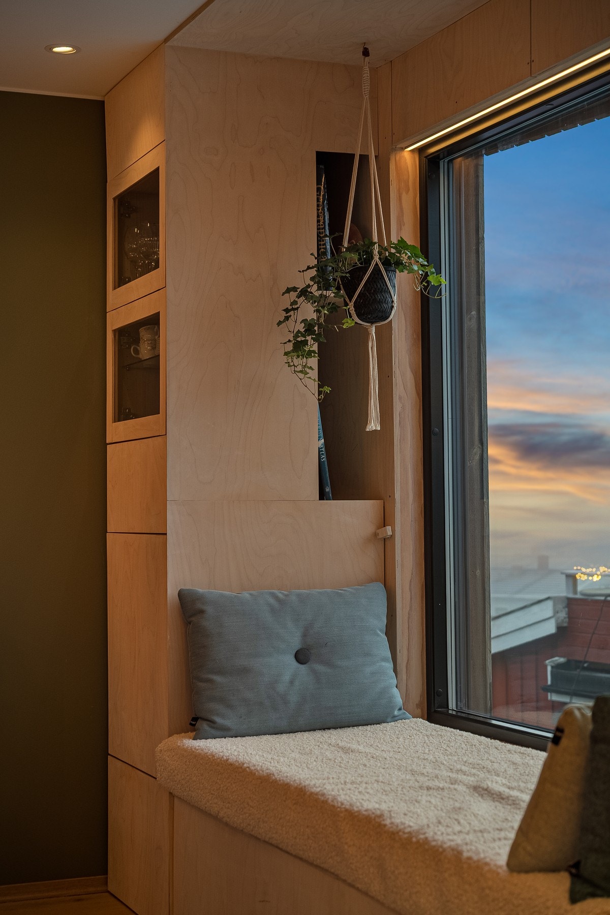 Innebygde skap og skuffer rundt benken. Galleribilde