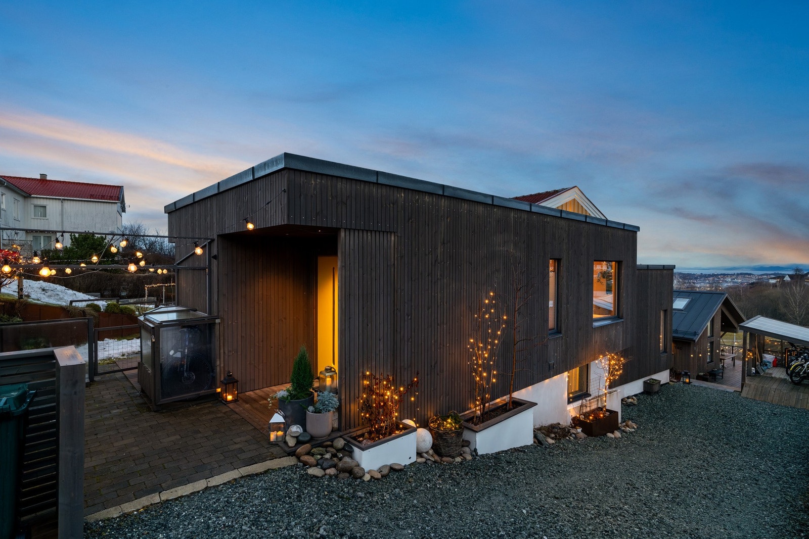 Nedgang til ekstra inngang på siden av huset. Galleribilde