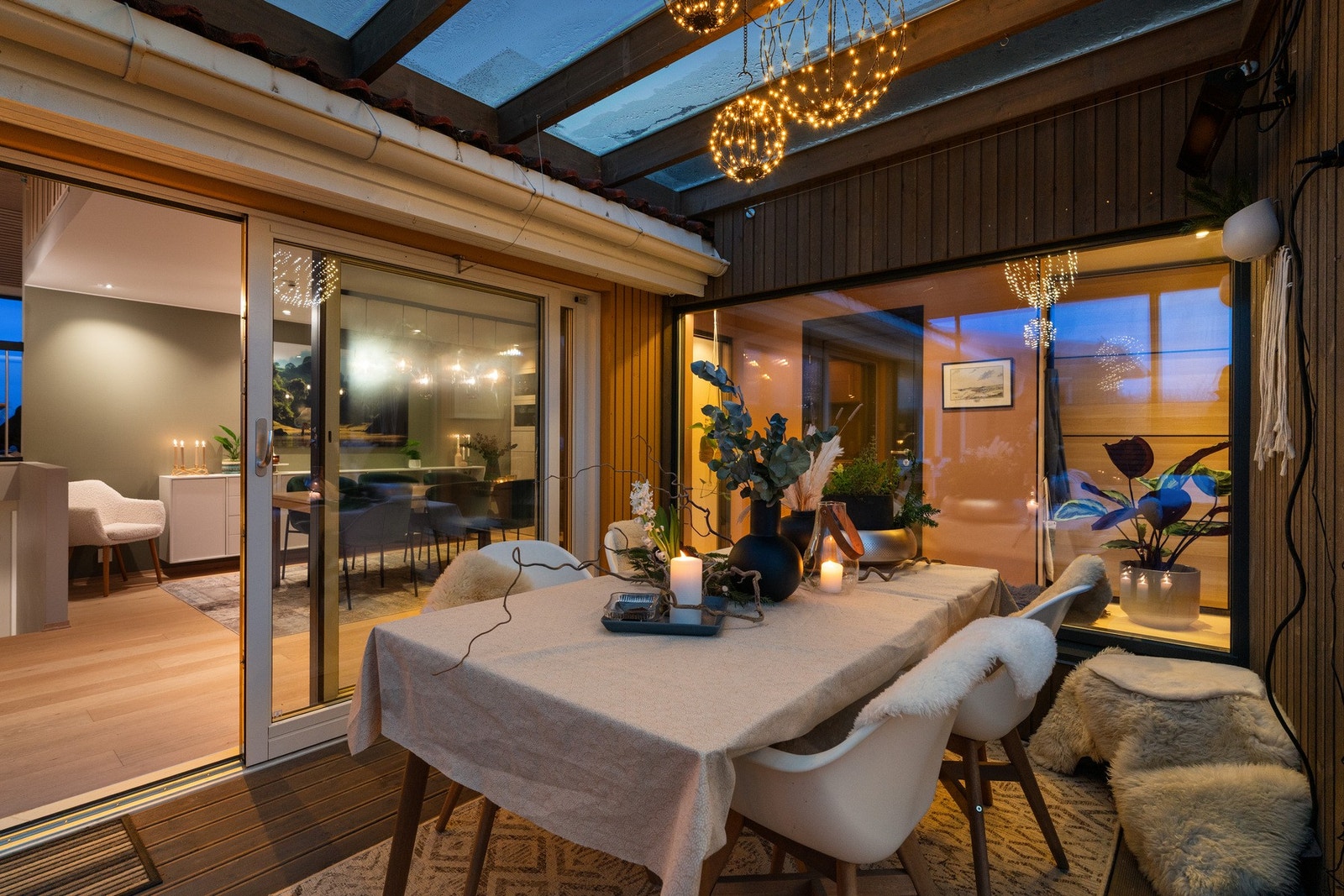 Hyggelig og takoverbygd uteplass med stemningsfull belysning og varmelampe. Galleribilde