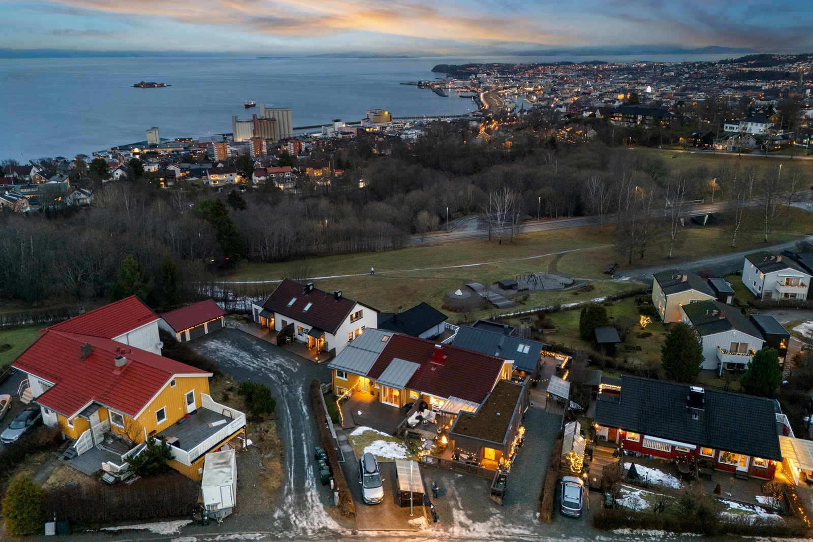 Store friområder på nedsiden av huset med bl.a. lekeapparater og sittegrupper. Svært barnevennlig! Galleribilde