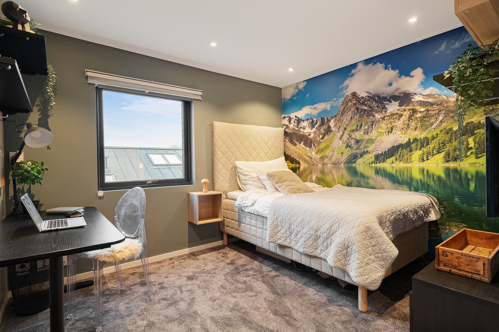 Soverom 2 har også komfortabelt teppegulv og downlights i himling. Galleribilde