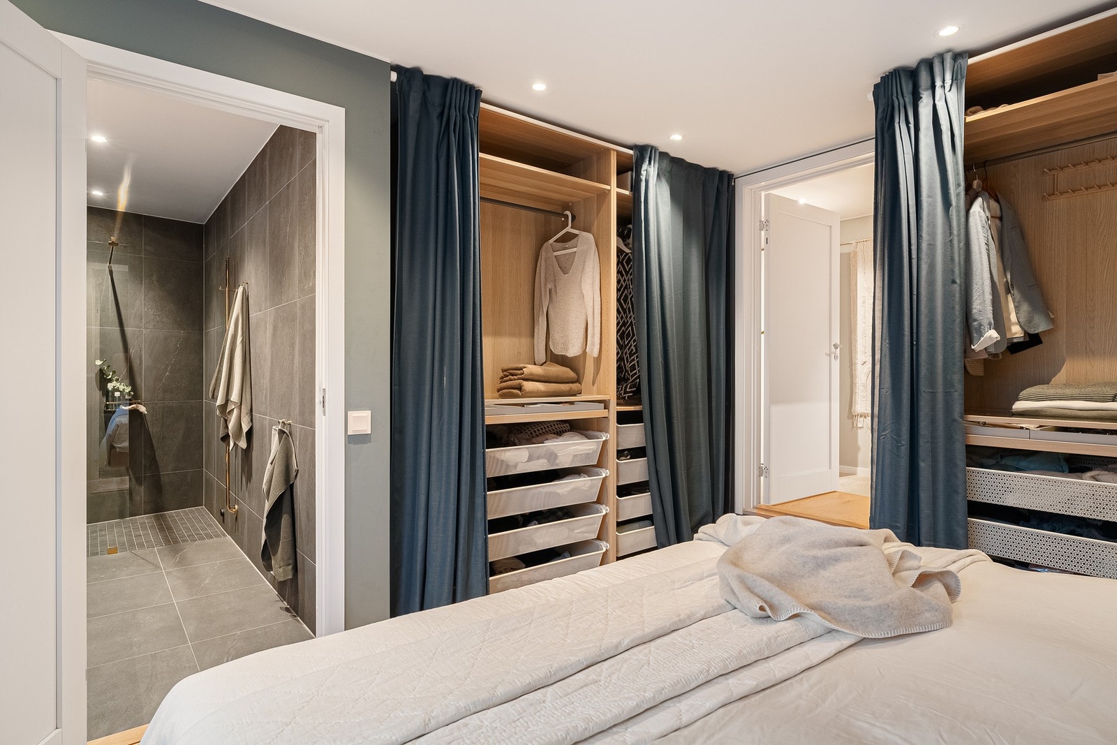 Hovedsoverommet har tilgang til egen en-suite baderom. Galleribilde