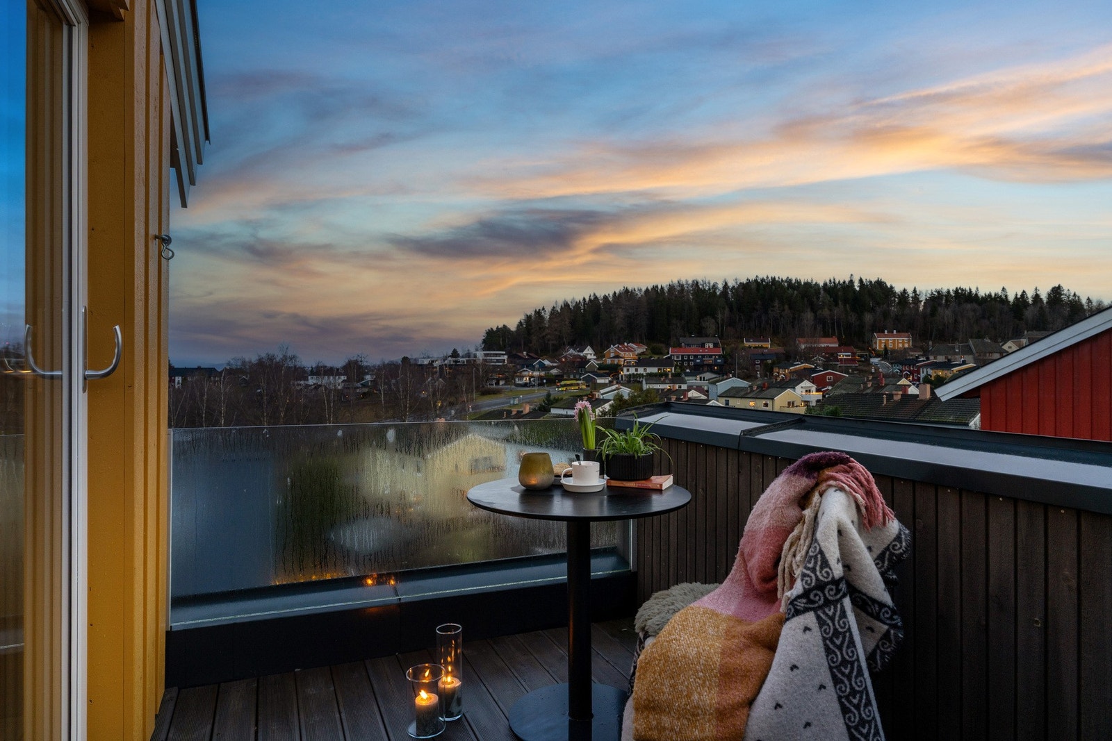 Glassrekkverk gir ekstra godt utsyn. Møre Royal terrassebord. Galleribilde