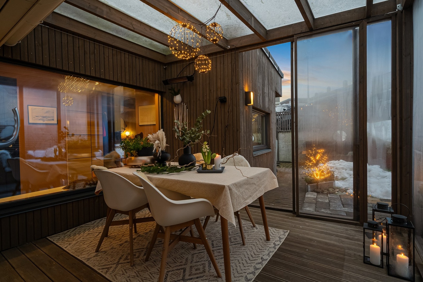 Store vinduer gir rikelig dagslys og flott kontakt med uteområdet. Galleribilde