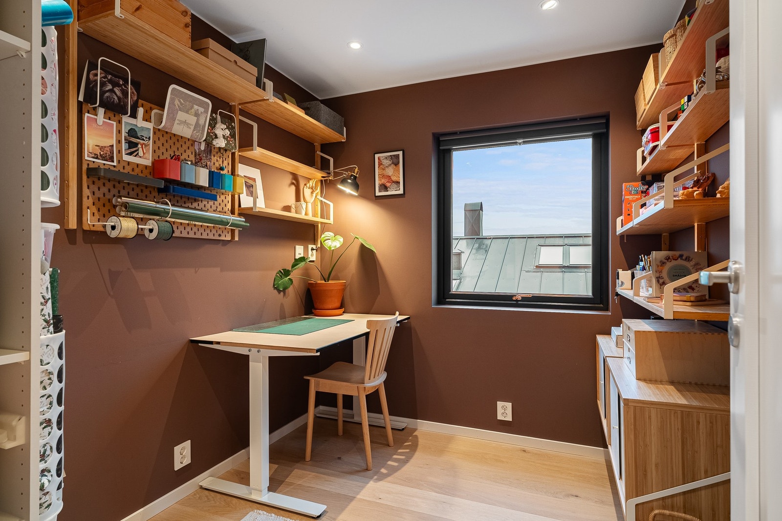 Fleksibelt rom som passer perfekt som kontor, hobbyrom eller soverom nummer 5. Galleribilde