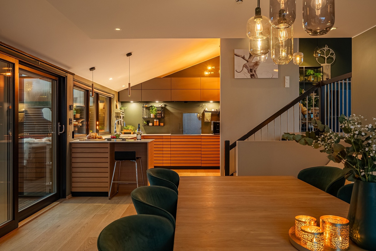 Sømløs overgang mellom kjøkken, spisestue og stue. Galleribilde