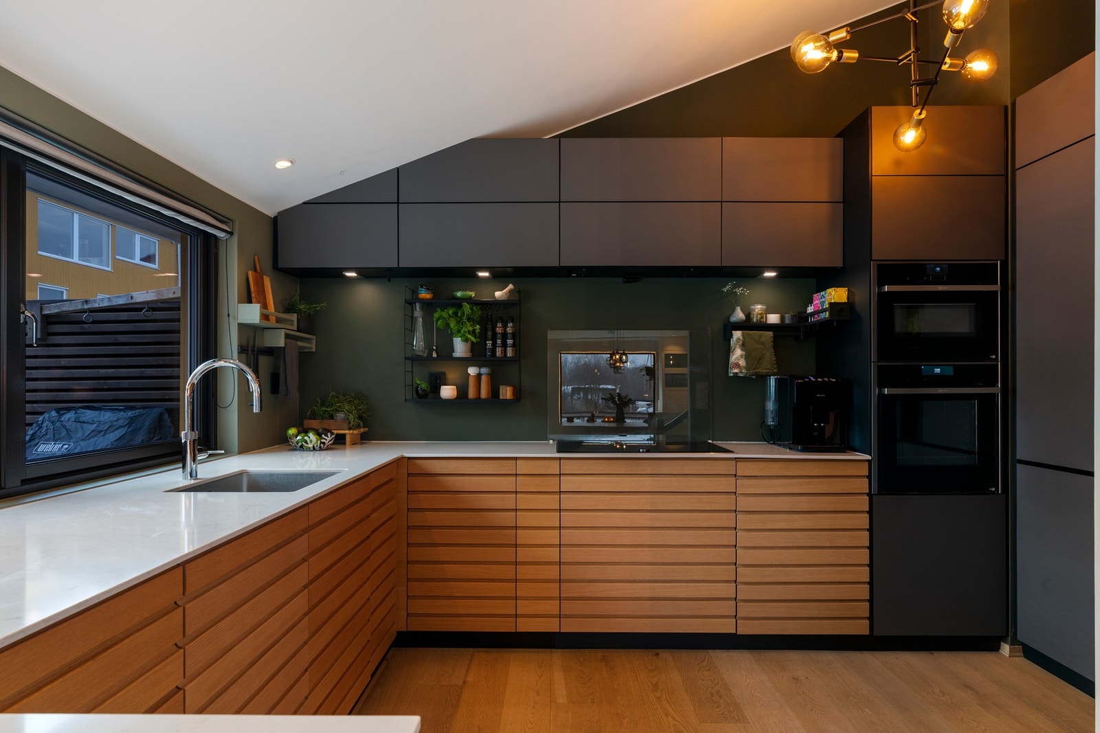 Tilsvarende dype skuffer - flere med motor for håndfri åpning. Galleribilde