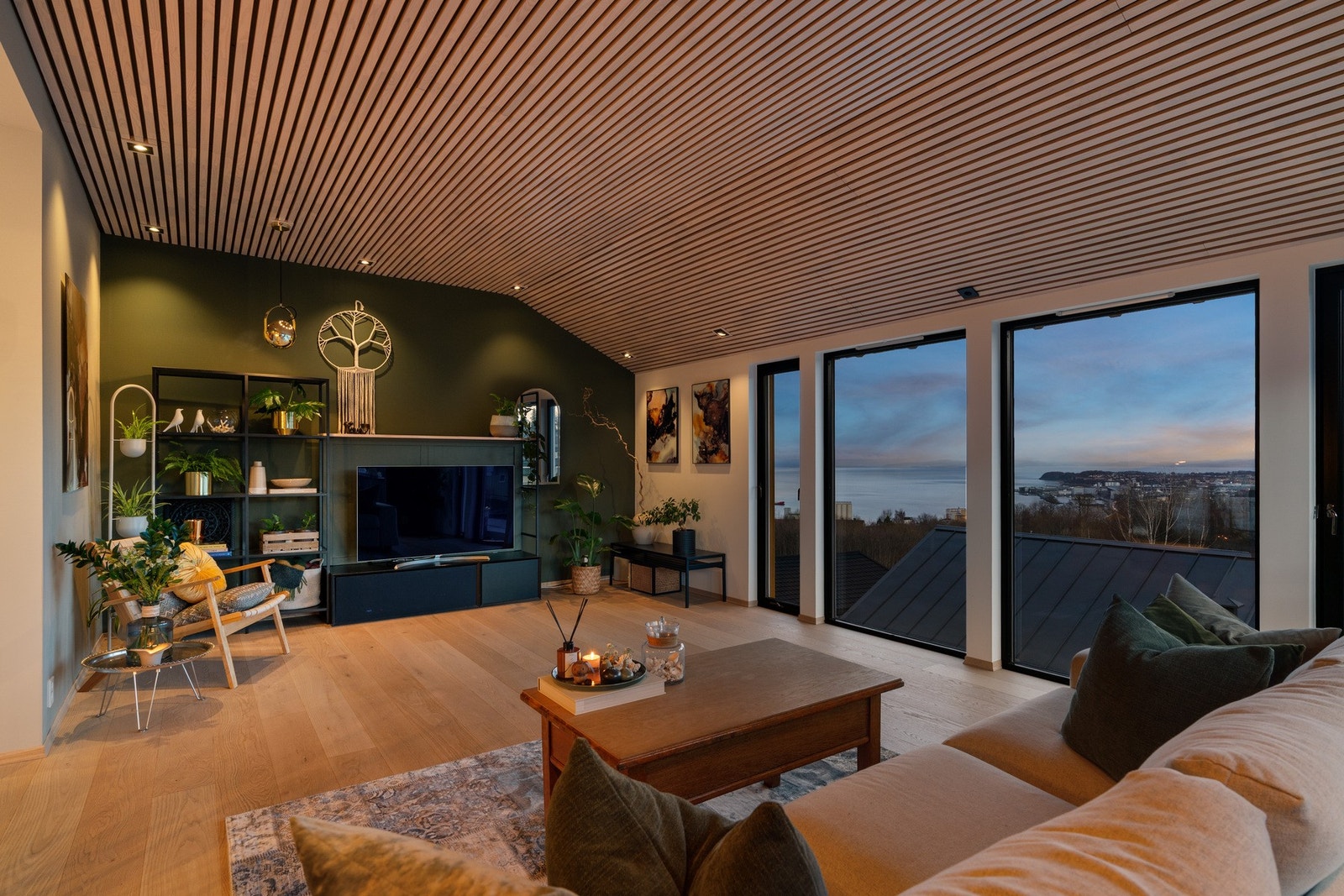Stue med fantastisk utsikt over store deler av byen og Trondheimsfjorden! Nydelig enstavs eikeparkett og elegante sorte vinduskarmer. Galleribilde