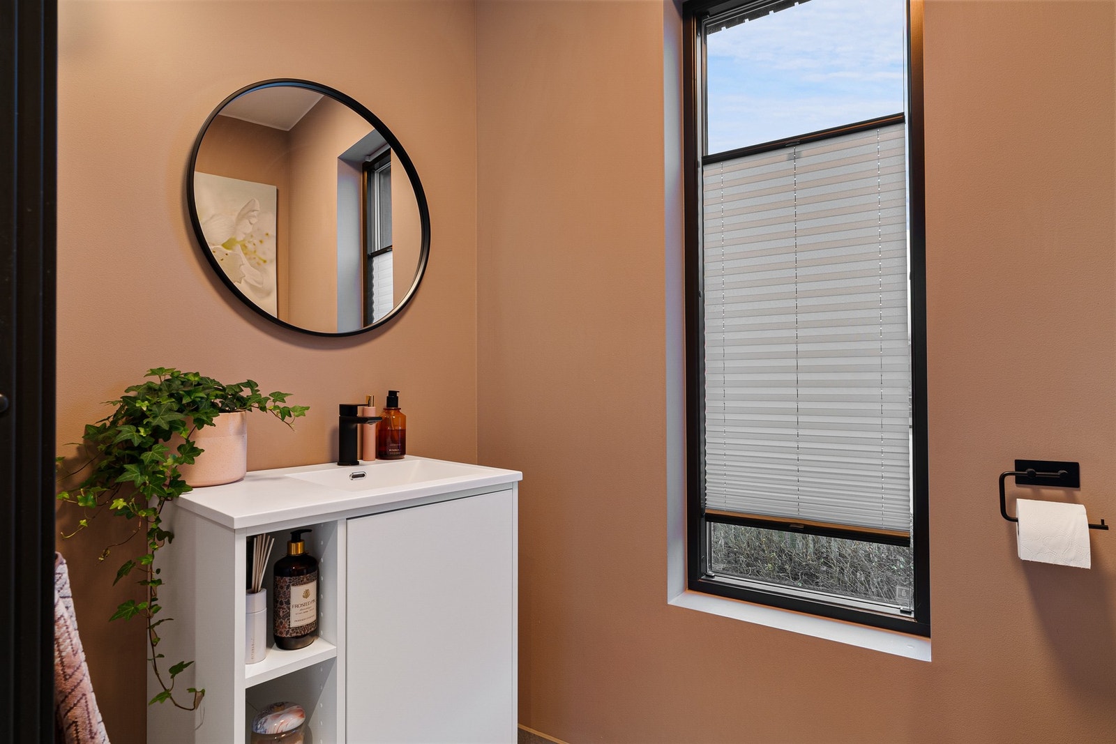 Toalett med servant ved inngangspartiet. Galleribilde