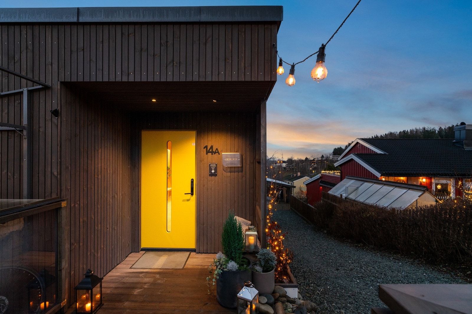 Pent takoverbygd inngangsparti med downlights og stilig ytterdør. Galleribilde