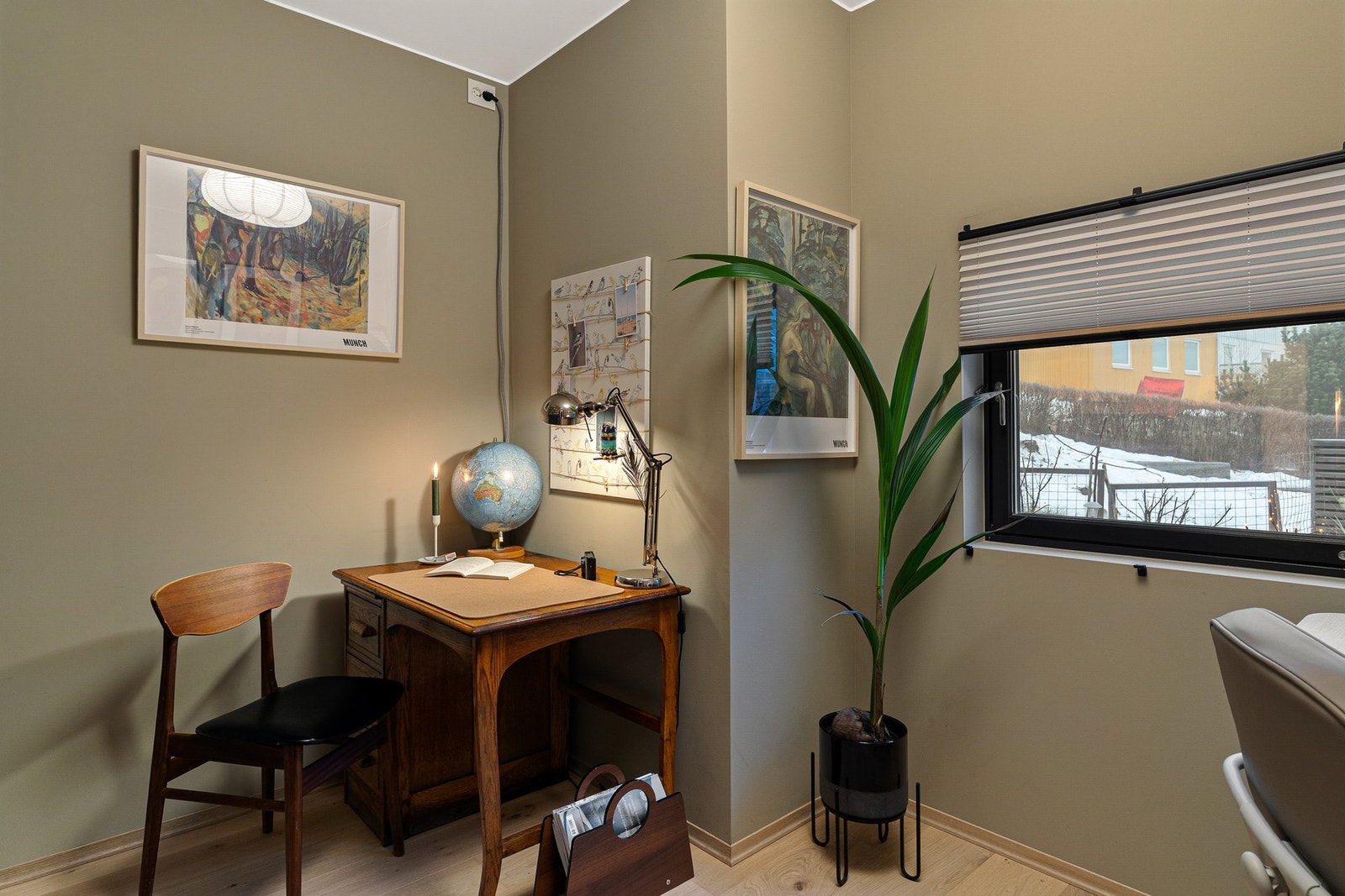 Praktisk hjemmekontor med godt naturlig lys. Dette rommet kan også benyttes som soverom. Galleribilde