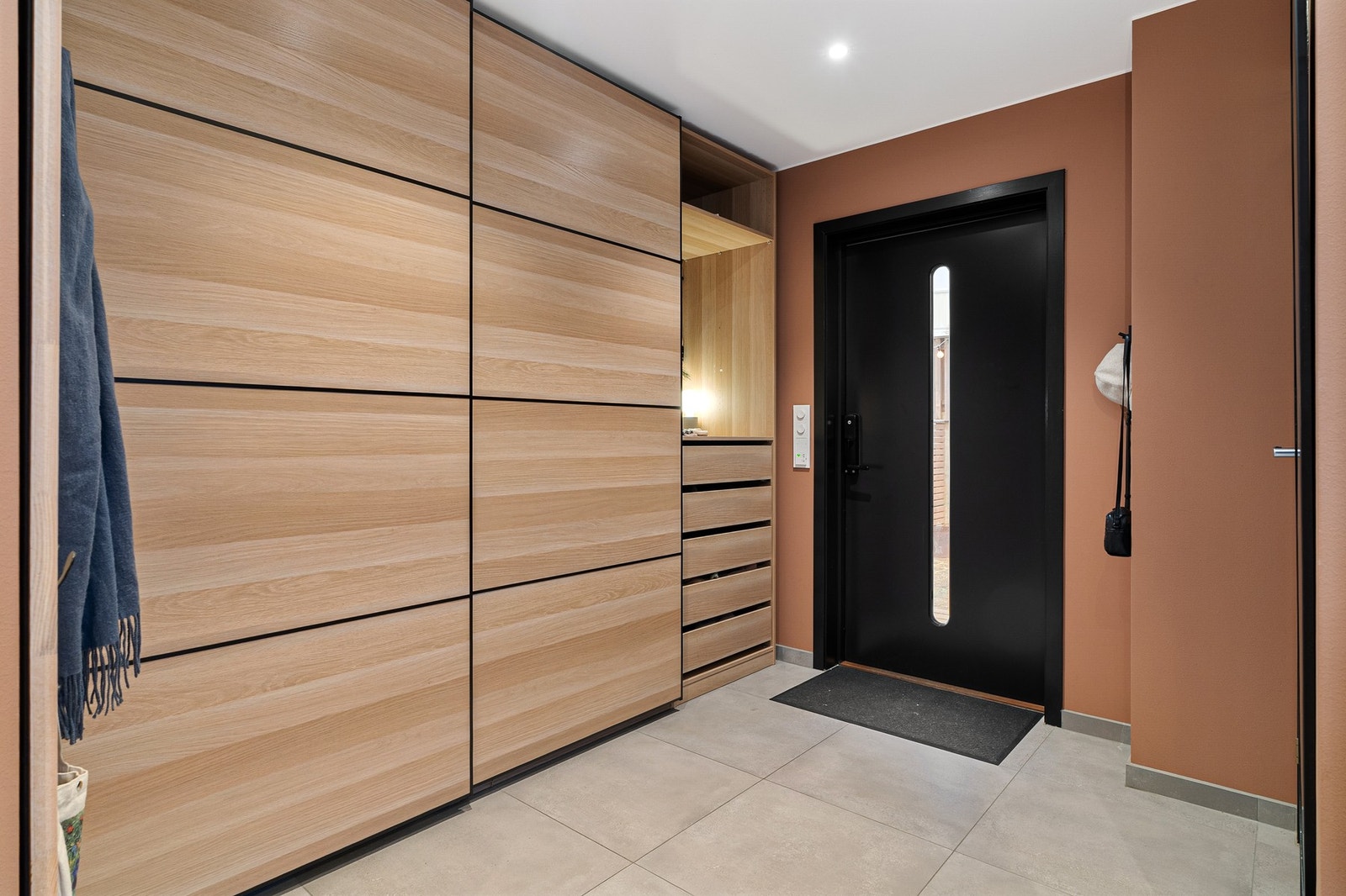 Romslig entré med store 60x60 flis med varme i gulv. Flott ytterdør med kodelås. Galleribilde