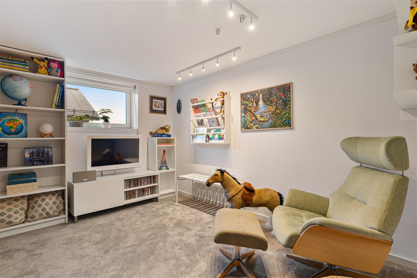 Trivelig teppebelagt kjellerstue med god belysning fra 2 lysskinner. Galleribilde