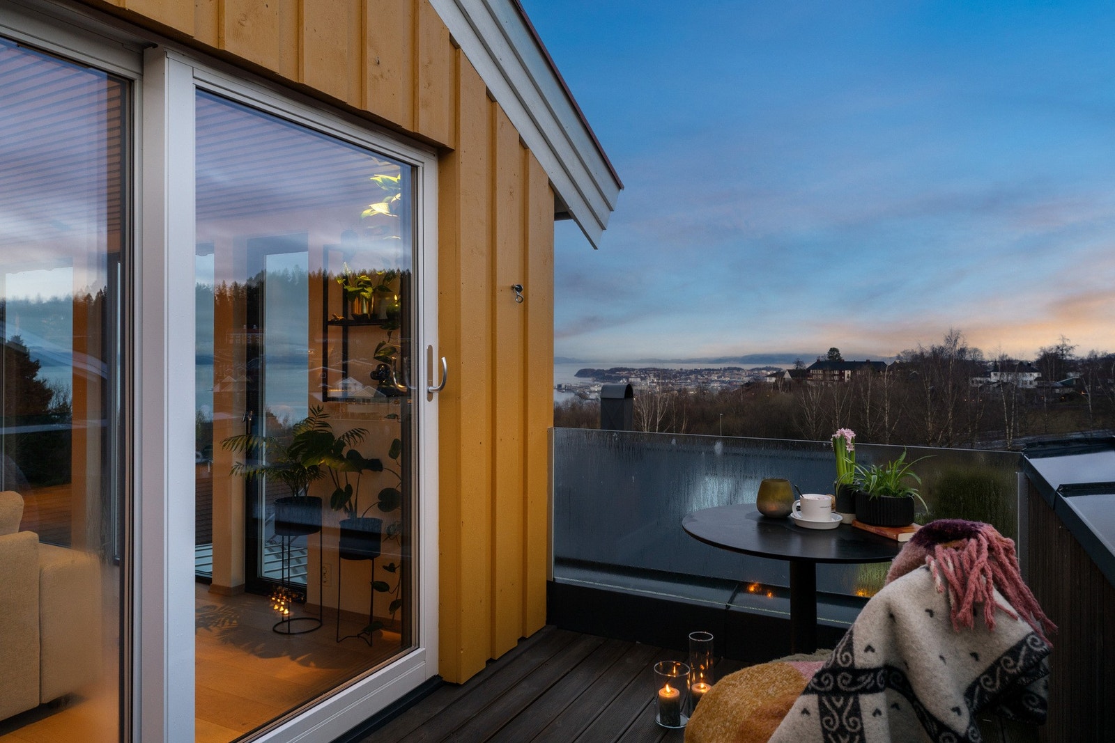 Fra stuen er det utgang til veranda med nydelig utsikt og gode solforhold på dagtid. Galleribilde