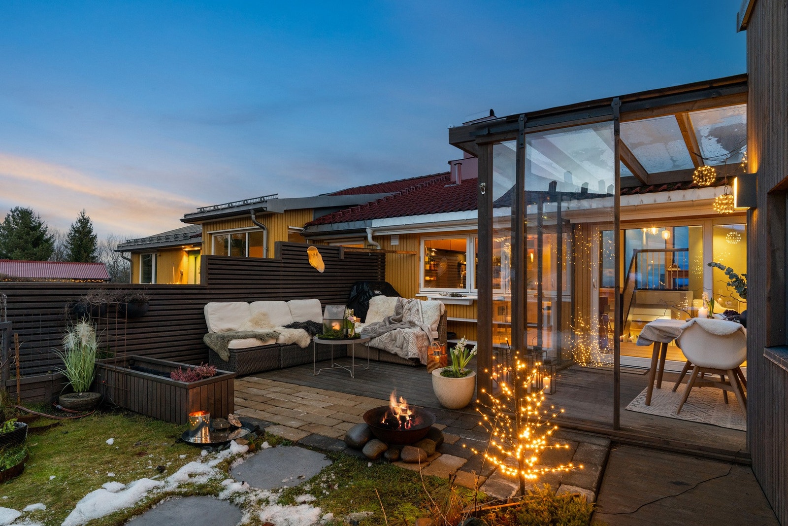 Belysning i bedet er av typen Phillips Hue som gjør at man kan styre lyset, (farge, lysstyrke og scenarioer) fra app. Galleribilde