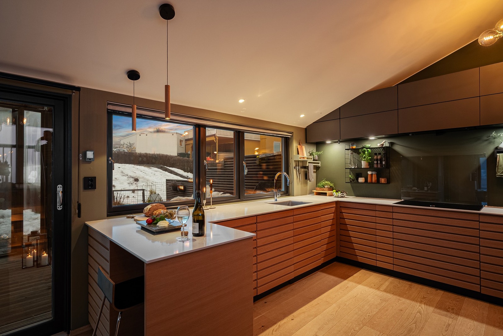 Kjøkkenet er utstyrt med eksklusive hvitevarer fra Neff og Quooker flex kjøkkenkran. Galleribilde