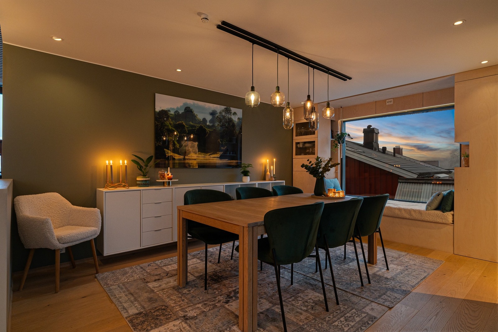 Stort sørvendt vindu med innebygd, automatisk screen for sol- og innsynsskjerming. Galleribilde