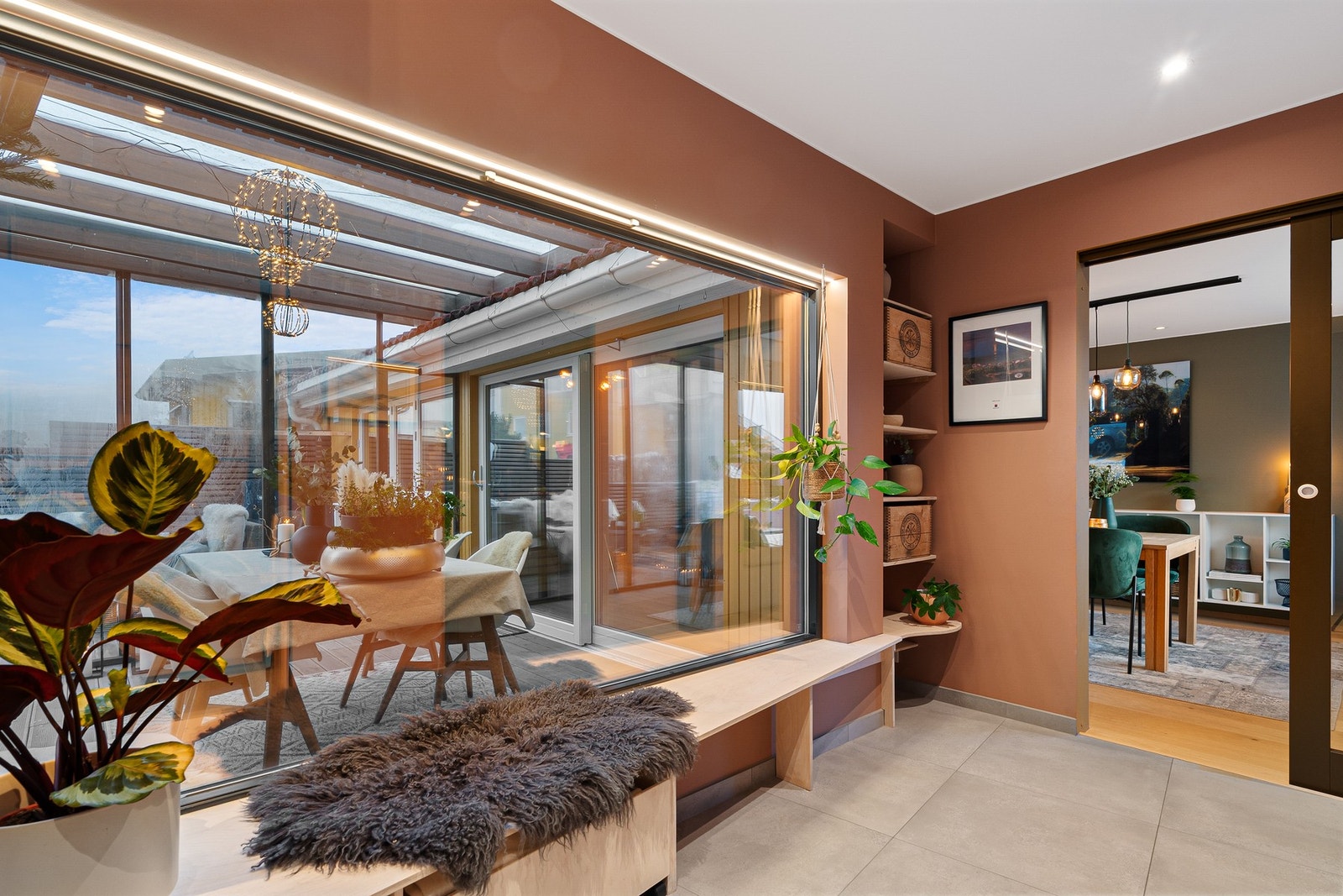 Stort vindu ut mot hage og utestue. Ledstrips gir ekstra god belysning. Galleribilde