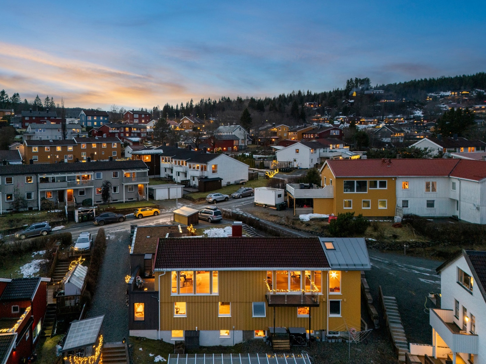 Veletablert og svært barnevennlig nabolag med jevn fordeling mellom unge, voksne med tenåringsbarn og småbarn samt eldre. Galleribilde