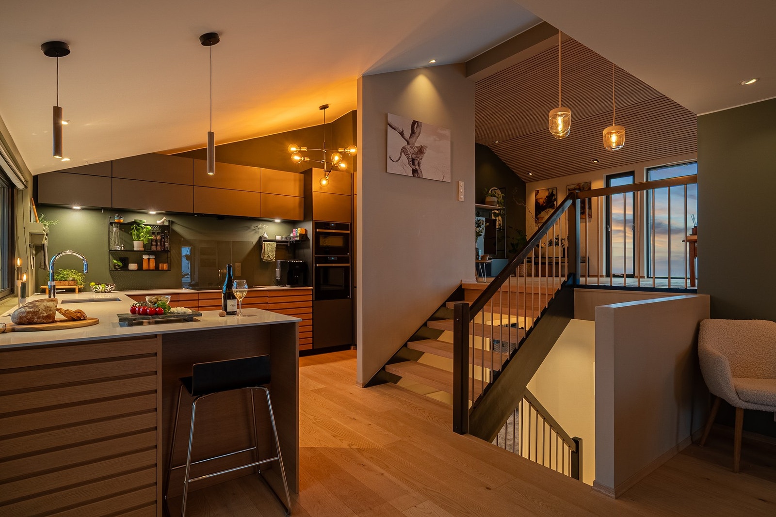 Påkostet kjøkken fra Kvik med heltre eikefronter og steinkompositt benkeplate. Galleribilde