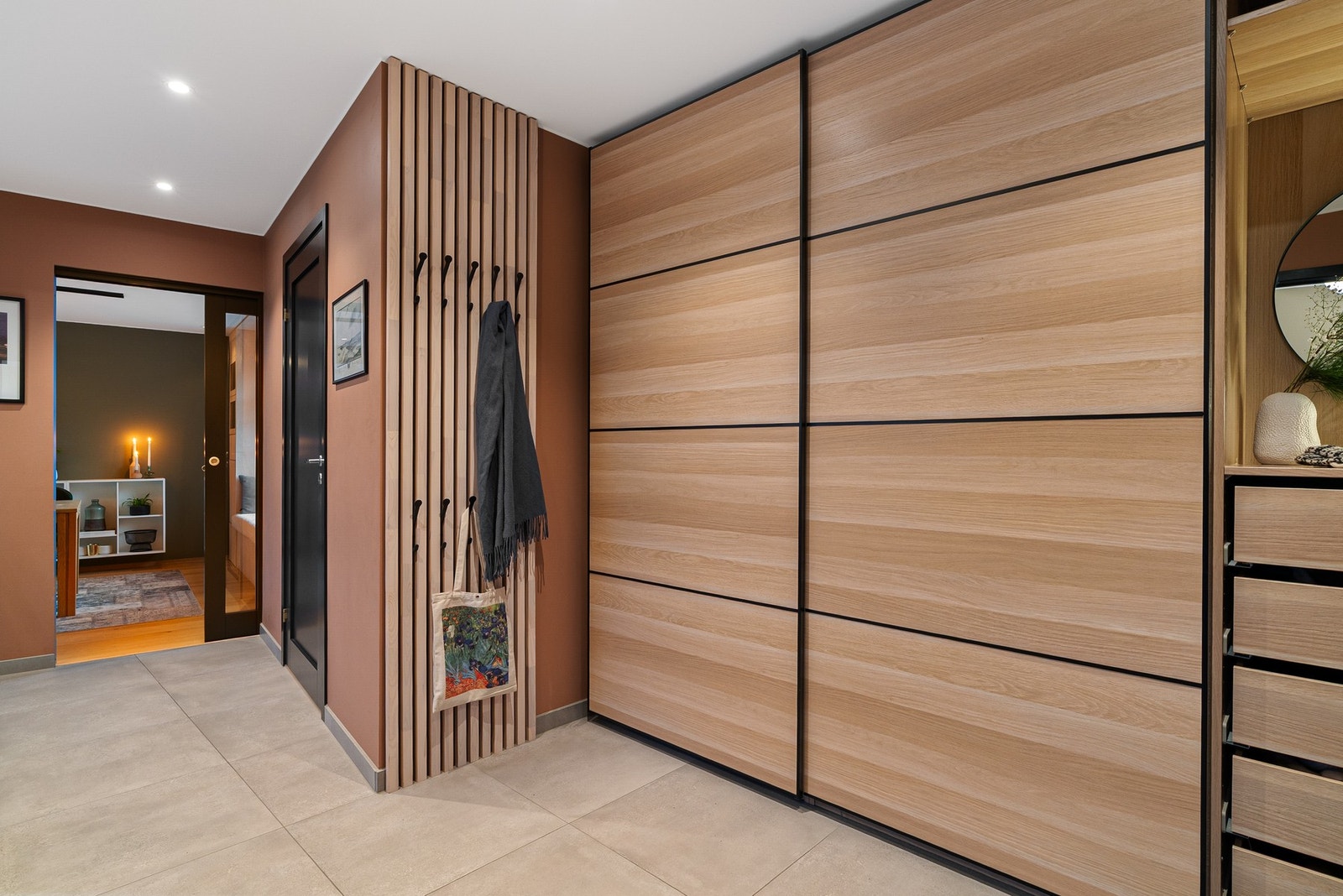 Stor skyvedørsgarderobe med god oppbevaringsplass. Inngang til praktisk toalett og videre inn til spisestue/kjøkken. Galleribilde