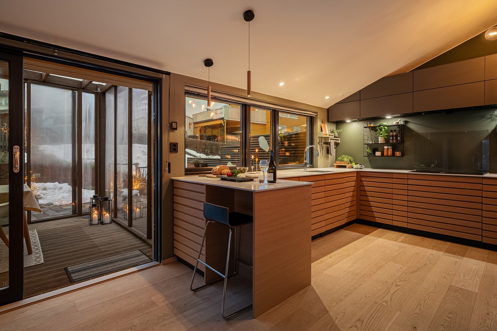 Kjøkkenøy har en sitteplass og er et naturlig samlingspunkt. Galleribilde