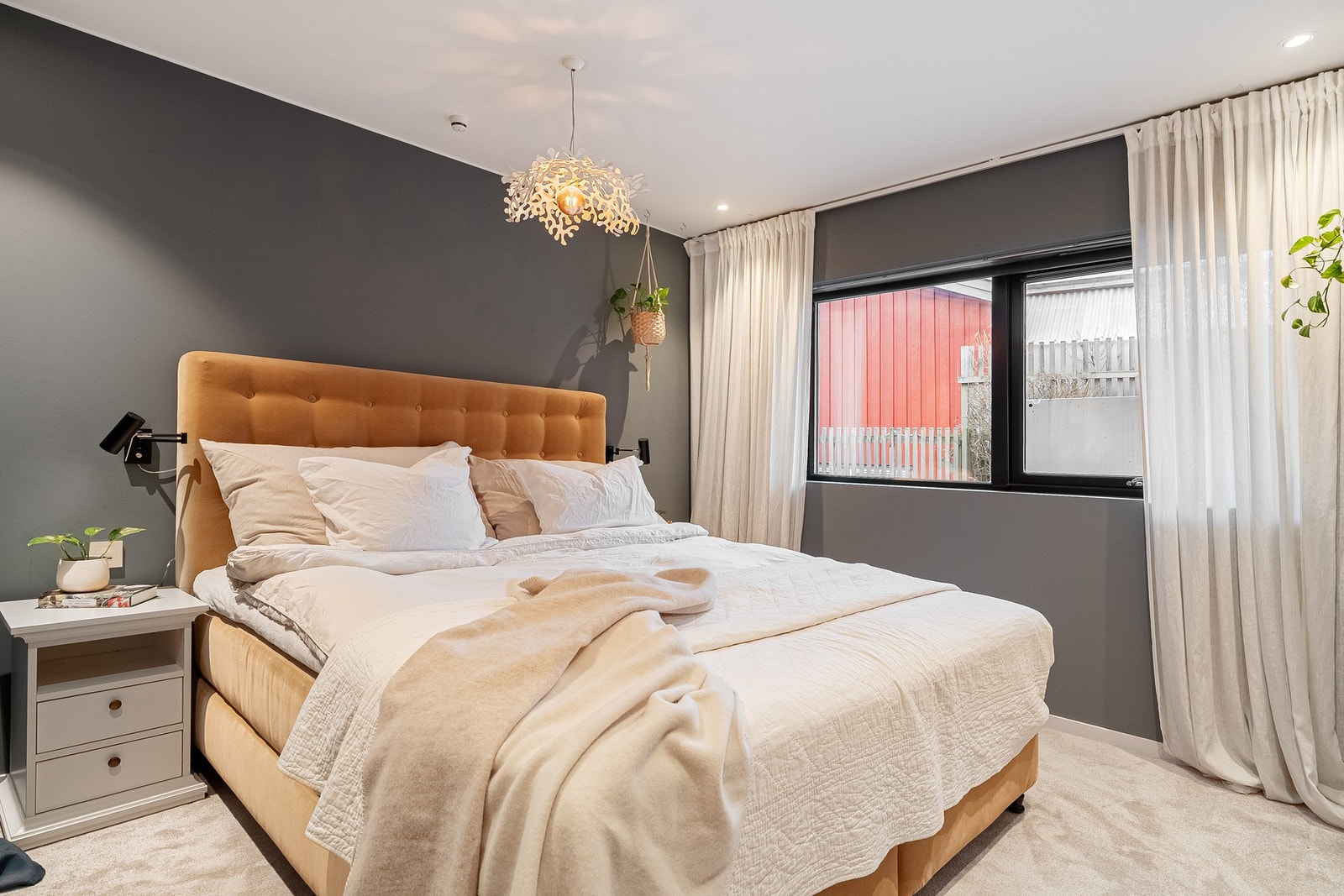 Romslig hovedsoverom på hele 14,5 kvm. med god plass til dobbeltseng. Allergivennlig, mykt og behagelig teppe. Galleribilde