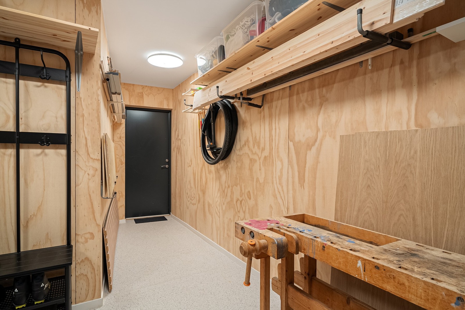 Egen inngang direkte inn til oppbevaringsrommene i kjeller. Galleribilde