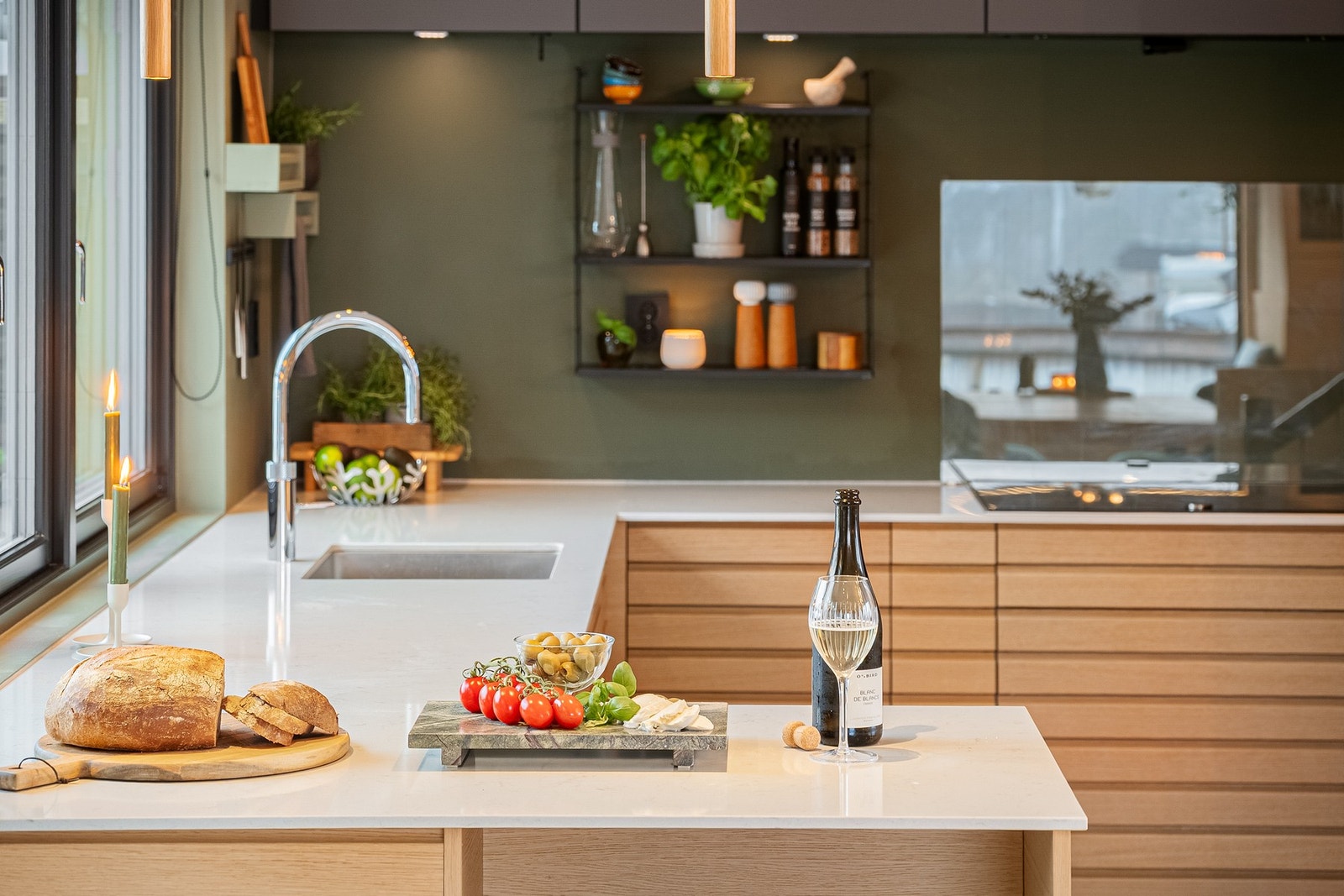 80 cm induksjonstopp med TwistPad og stilren ventilator. Benkematerialet er robust og vedlikeholdsfritt. Galleribilde