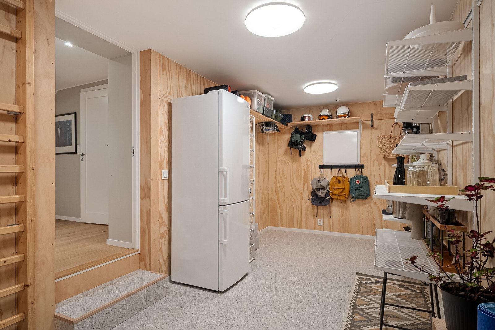 Rikelig med bodplass og slitesterkt linoleumsgulv. Galleribilde