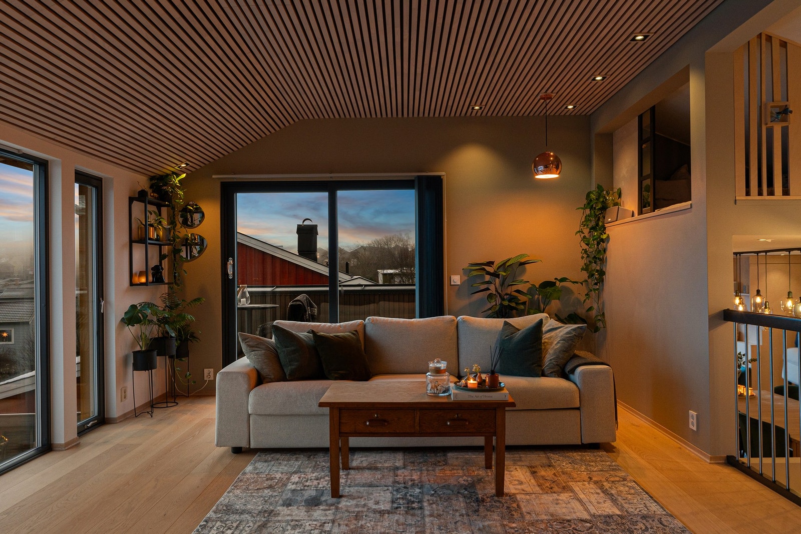 Spilehimling fra Jønland i stue som gir ekstra god akustikk. Downlights i himling og heve- skyvedør ut til veranda. Galleribilde