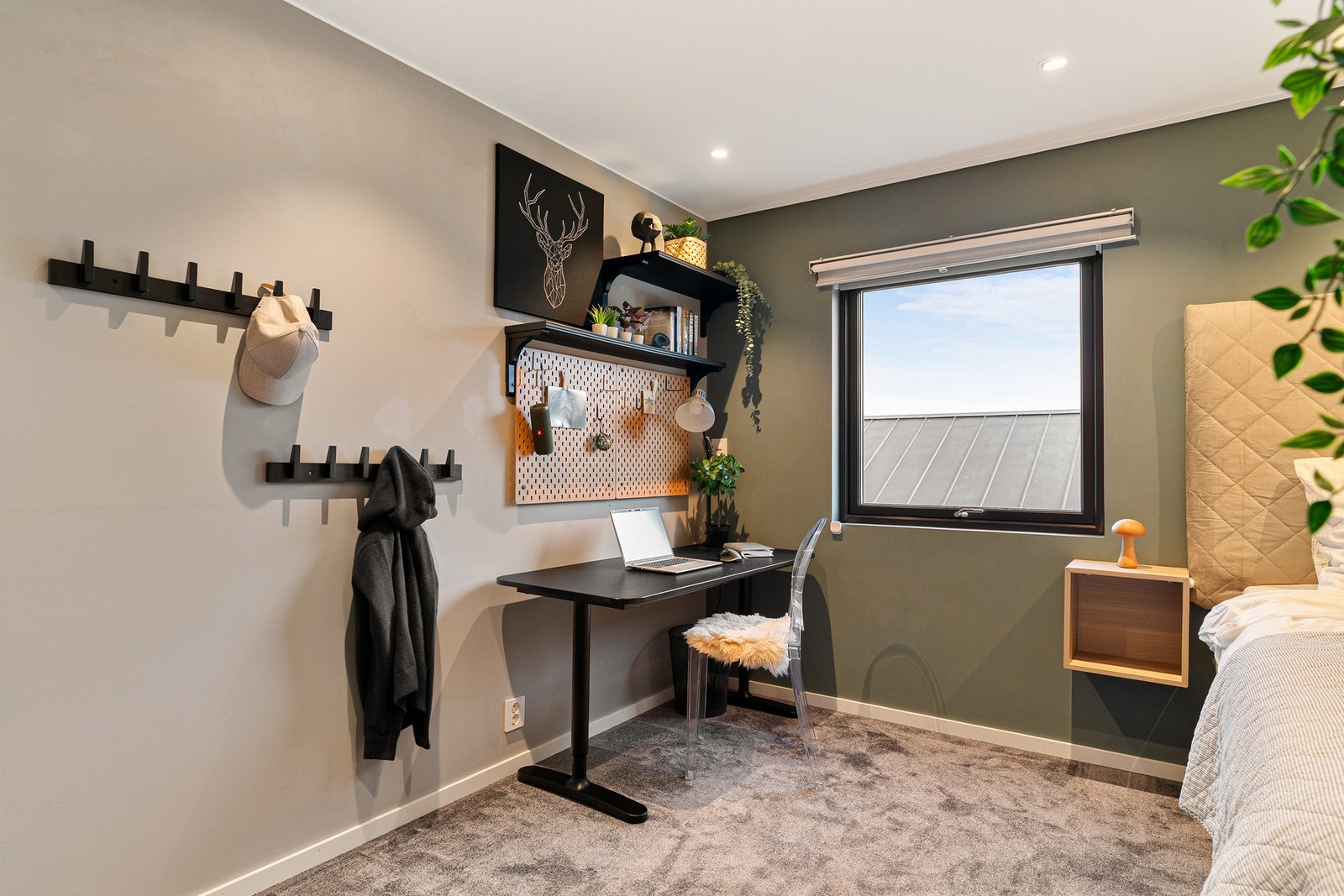 God plass til pult og garderobeskap. Galleribilde