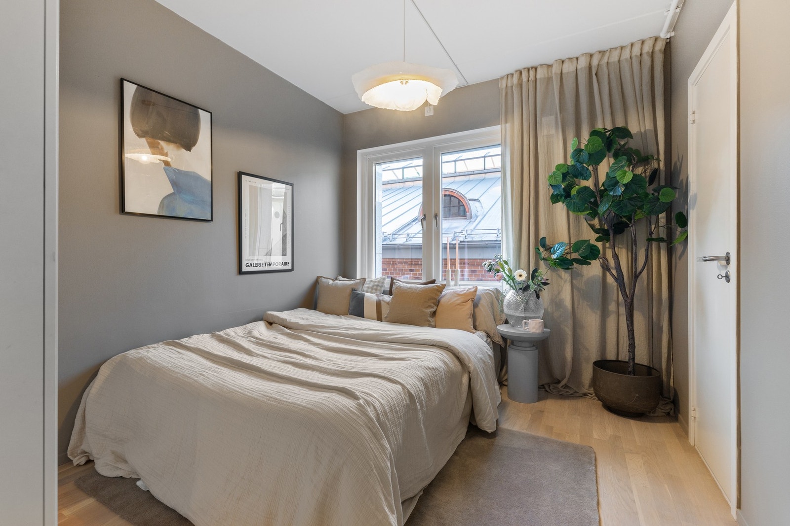 Stort hovedsoverom med god plass til dobbeltseng, nattbord og garderobe. Galleribilde