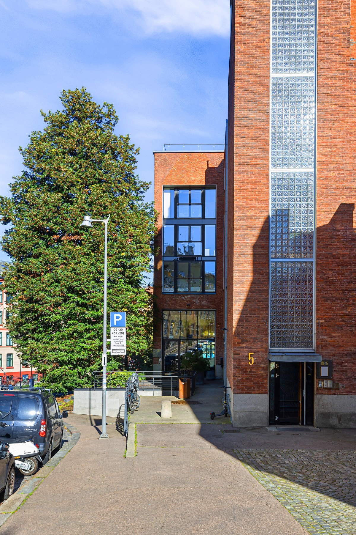 Fasade - Prisbelønt bygg tildelt Statens byggeskikkpris (2006), Cityprisen (2007) og Olavsrosa (2008). Galleribilde