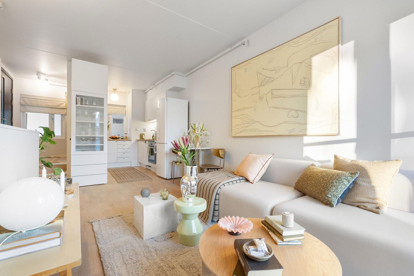 Kjøkken i åpen og sosial løsning mot stuen. Galleribilde