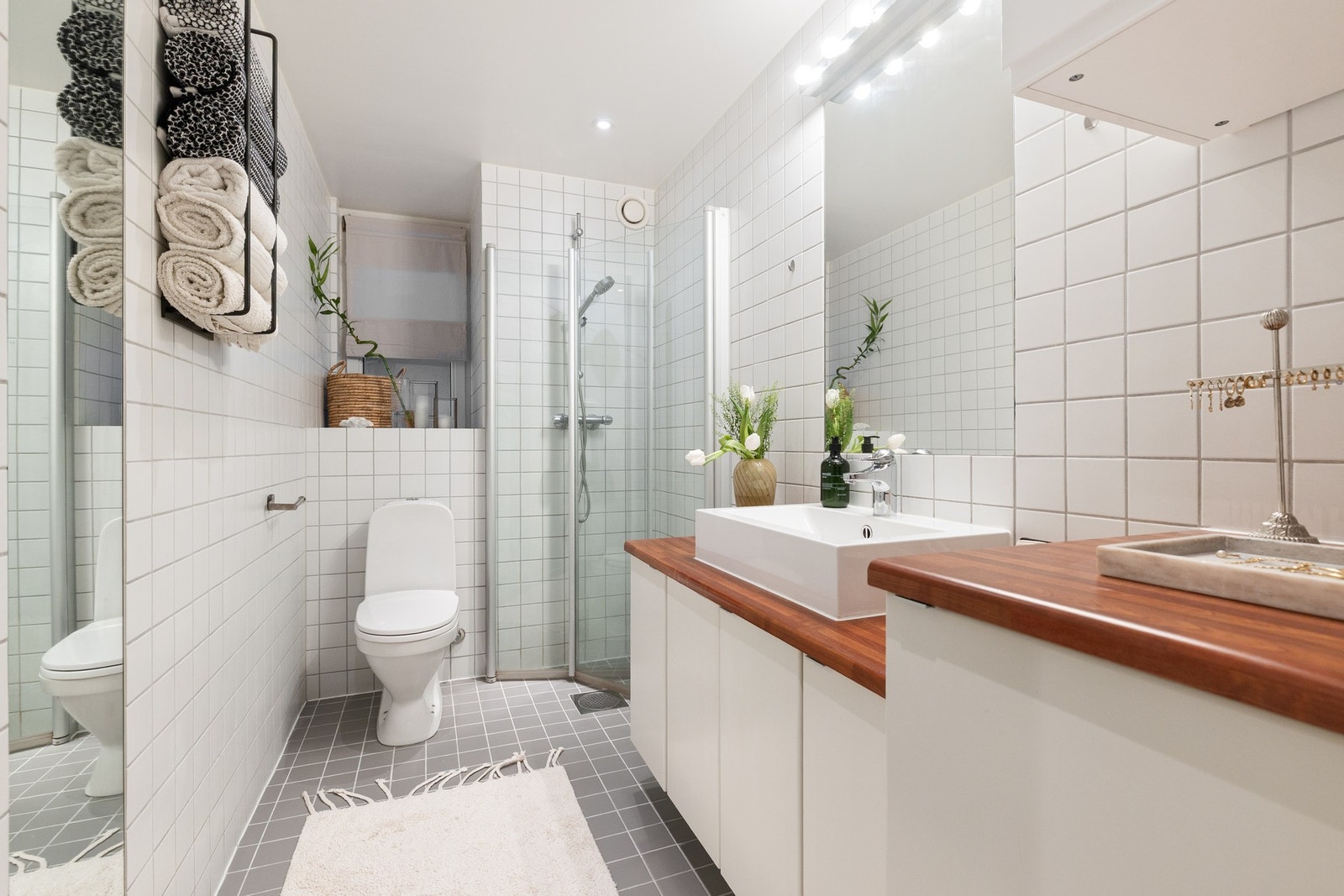 Pent, flislagt bad med downlights i himling og varme i gulv. Galleribilde